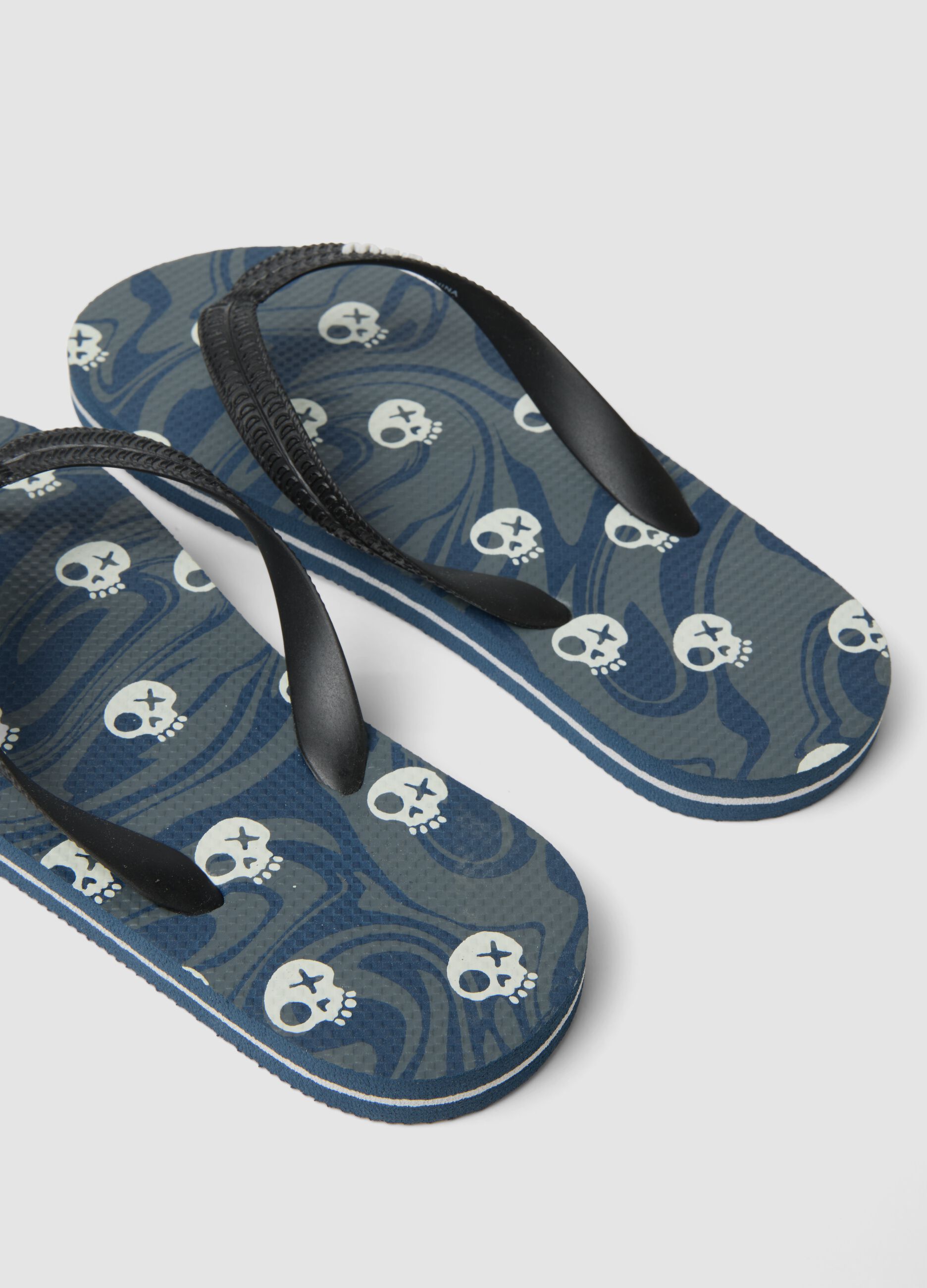 Blue printed flip-flops