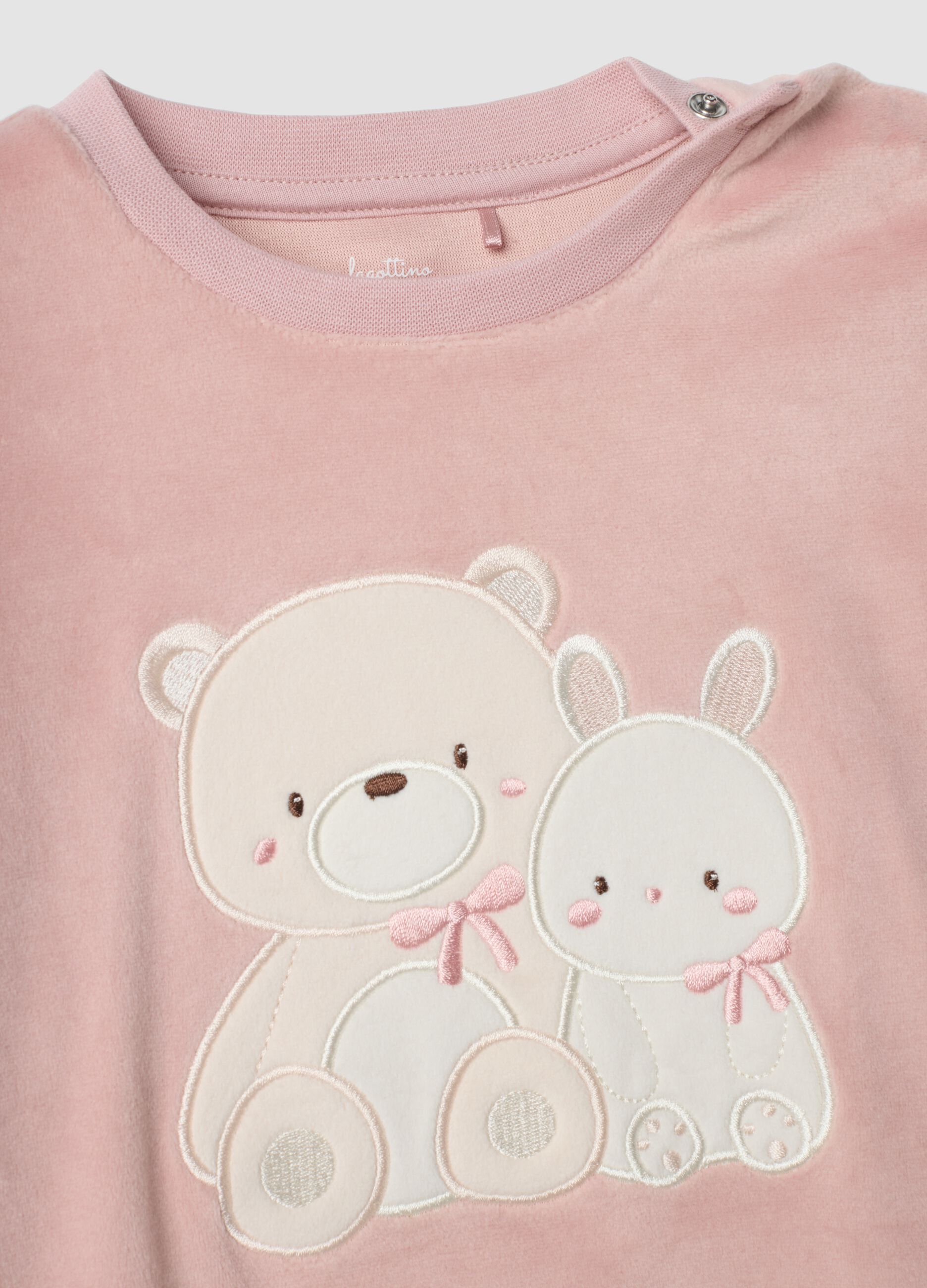 Pigiama viola con girocollo e pantaloni con cuori
