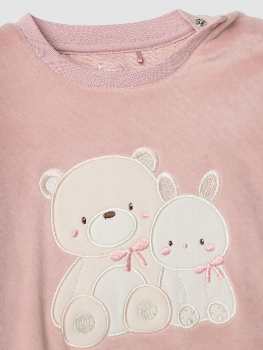 Pigiama viola con girocollo e pantaloni con cuori_2