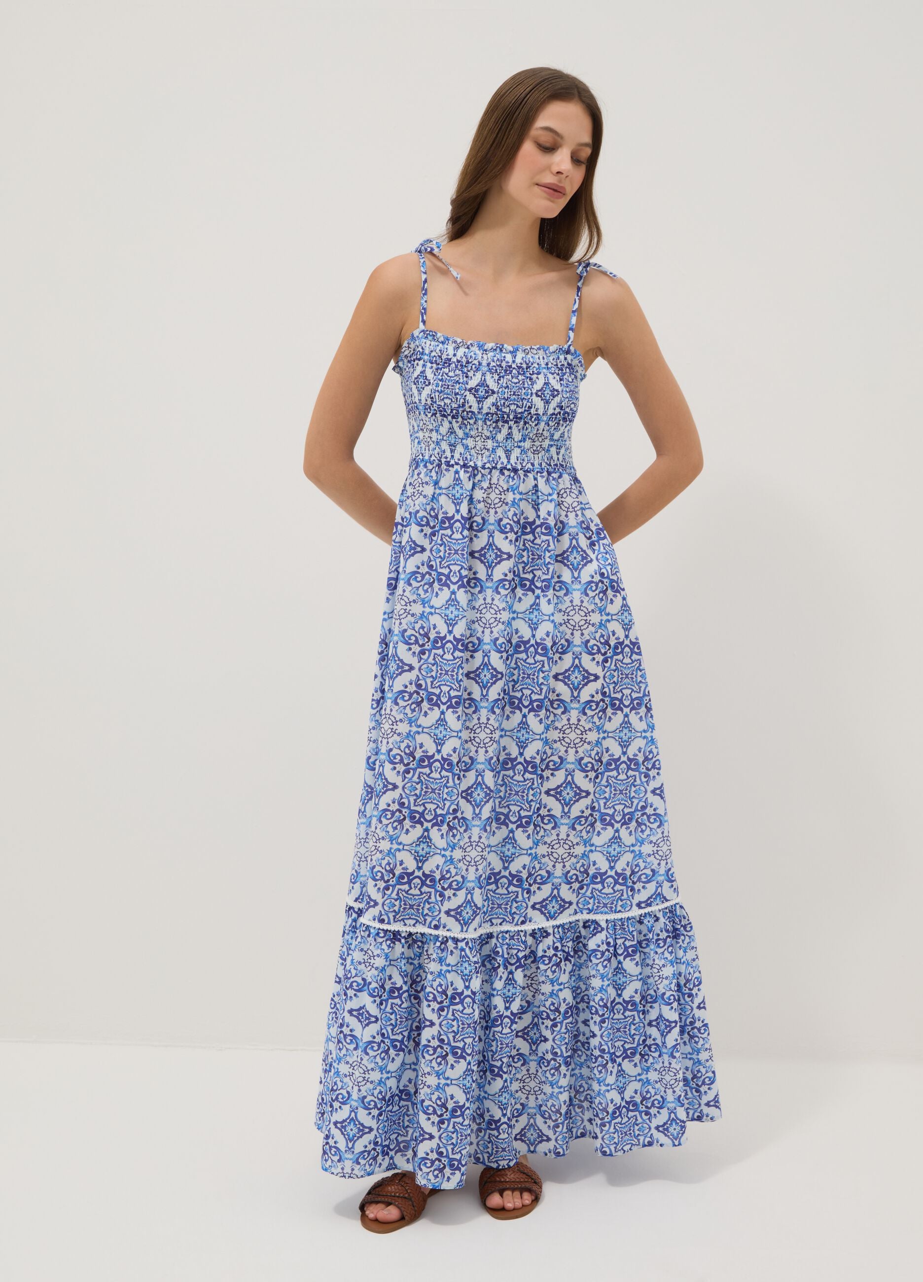 Blaues Maxikleid aus reiner Baumwolle mit Bindetr&auml;gern