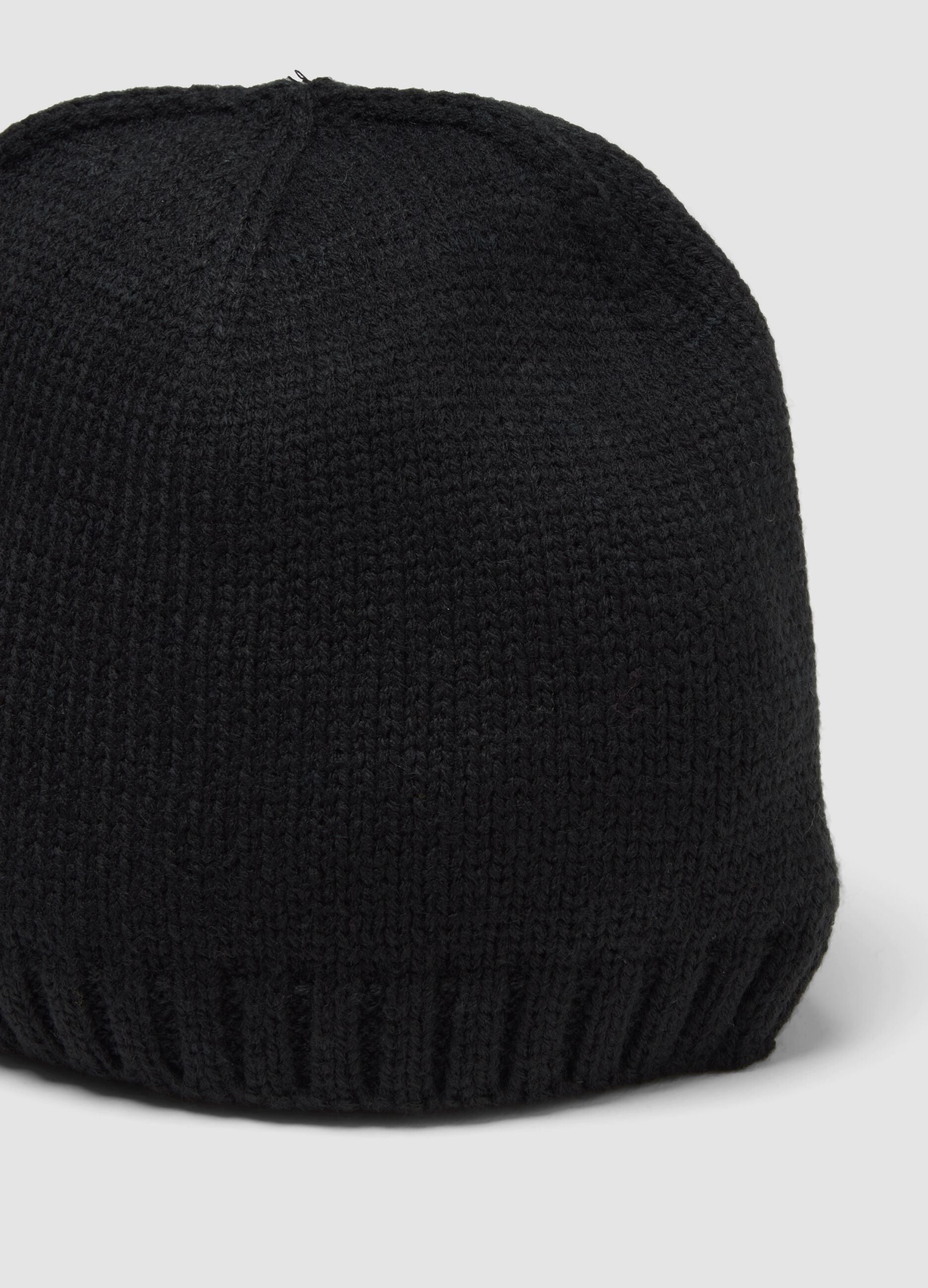 Cappello nero a costine