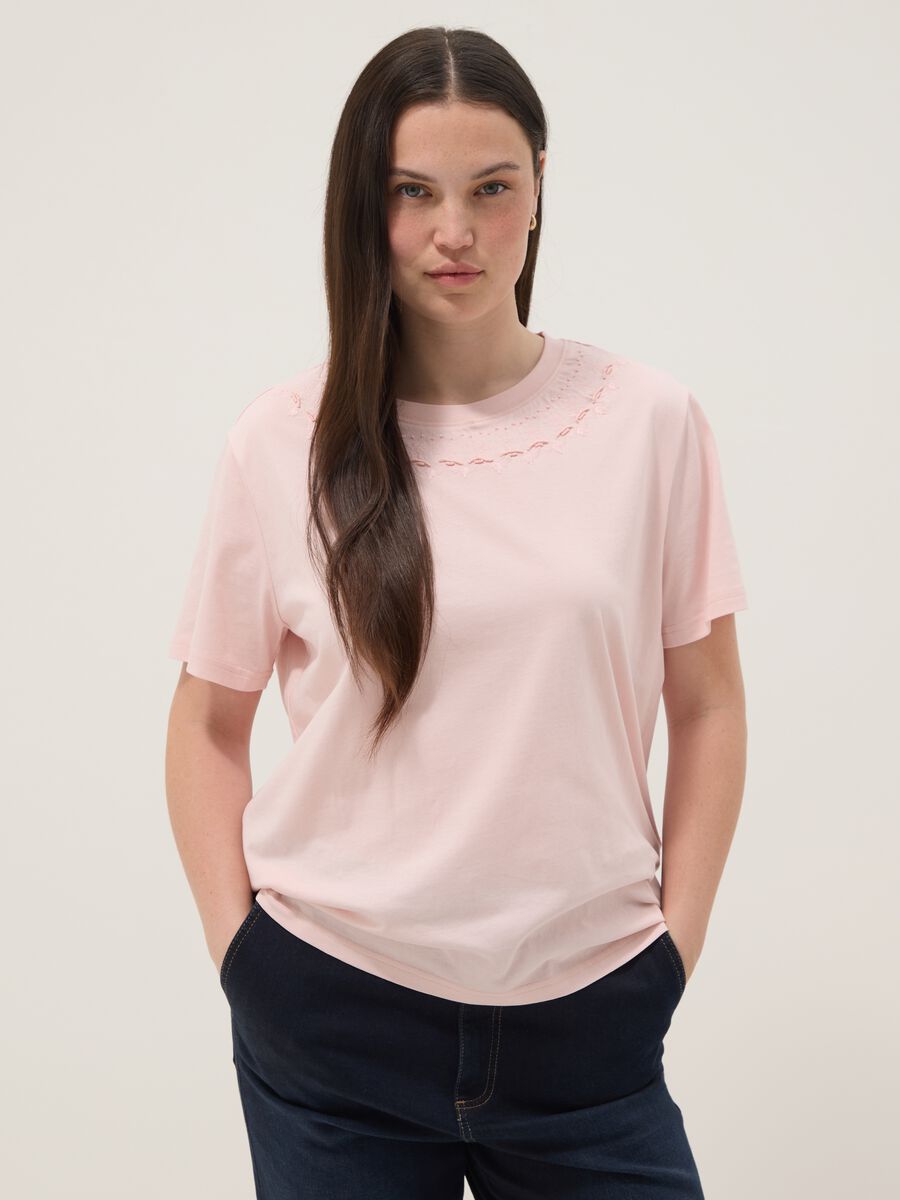Rosa T-Shirt aus reiner Baumwolle mit Stickerei am Ausschnitt_1