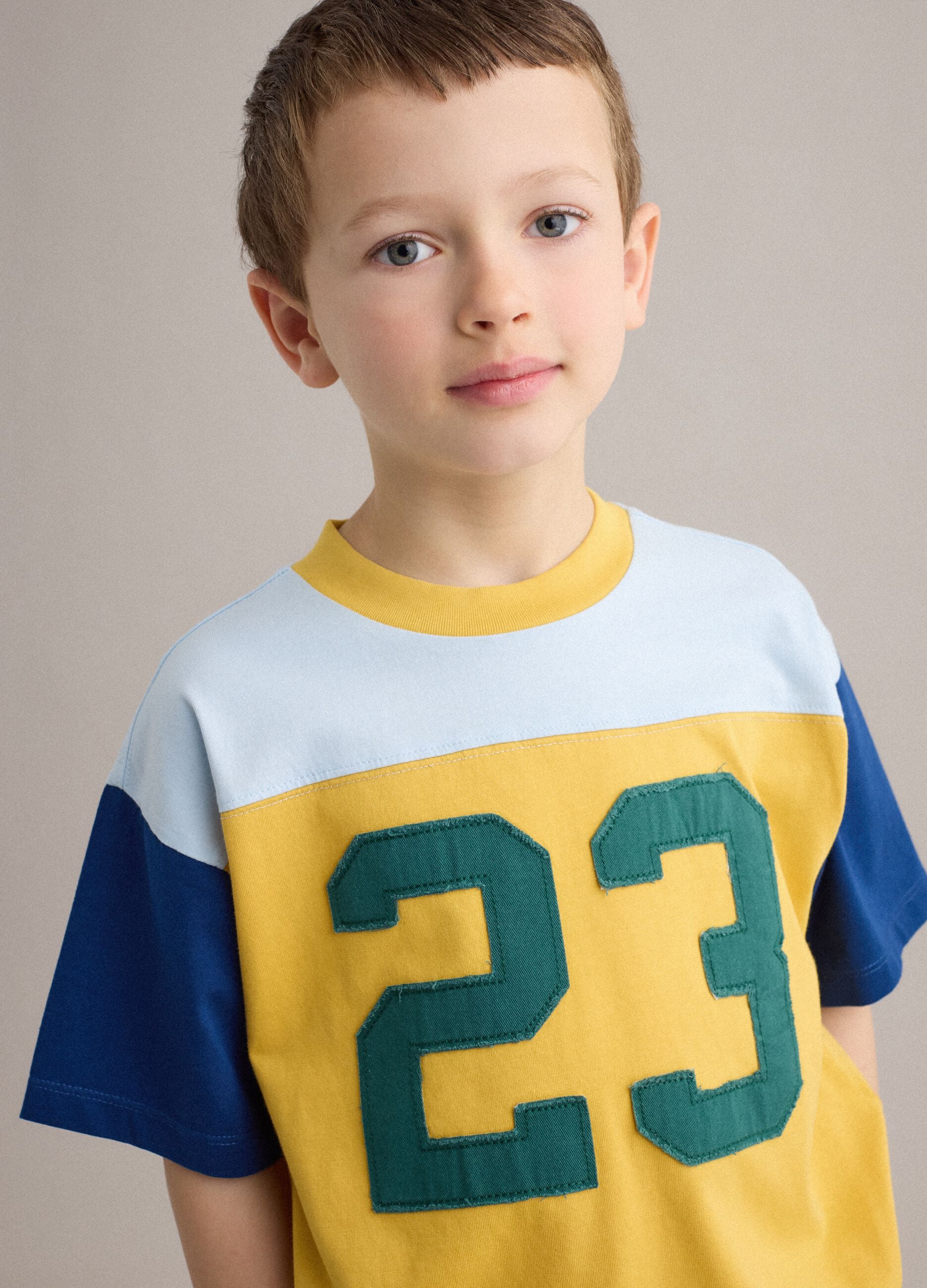 Multicolour pure cotton children's t-shirt regular fit with number 23