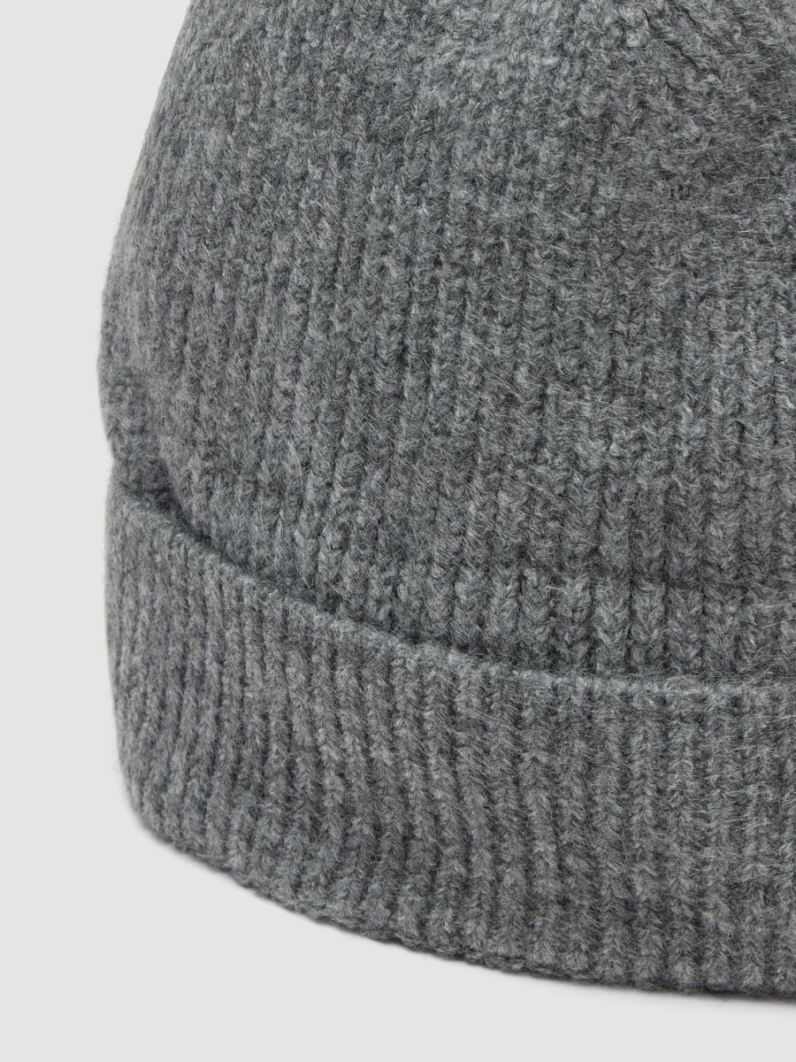 Cappello grigio melange in tessuto elasticizzato_2