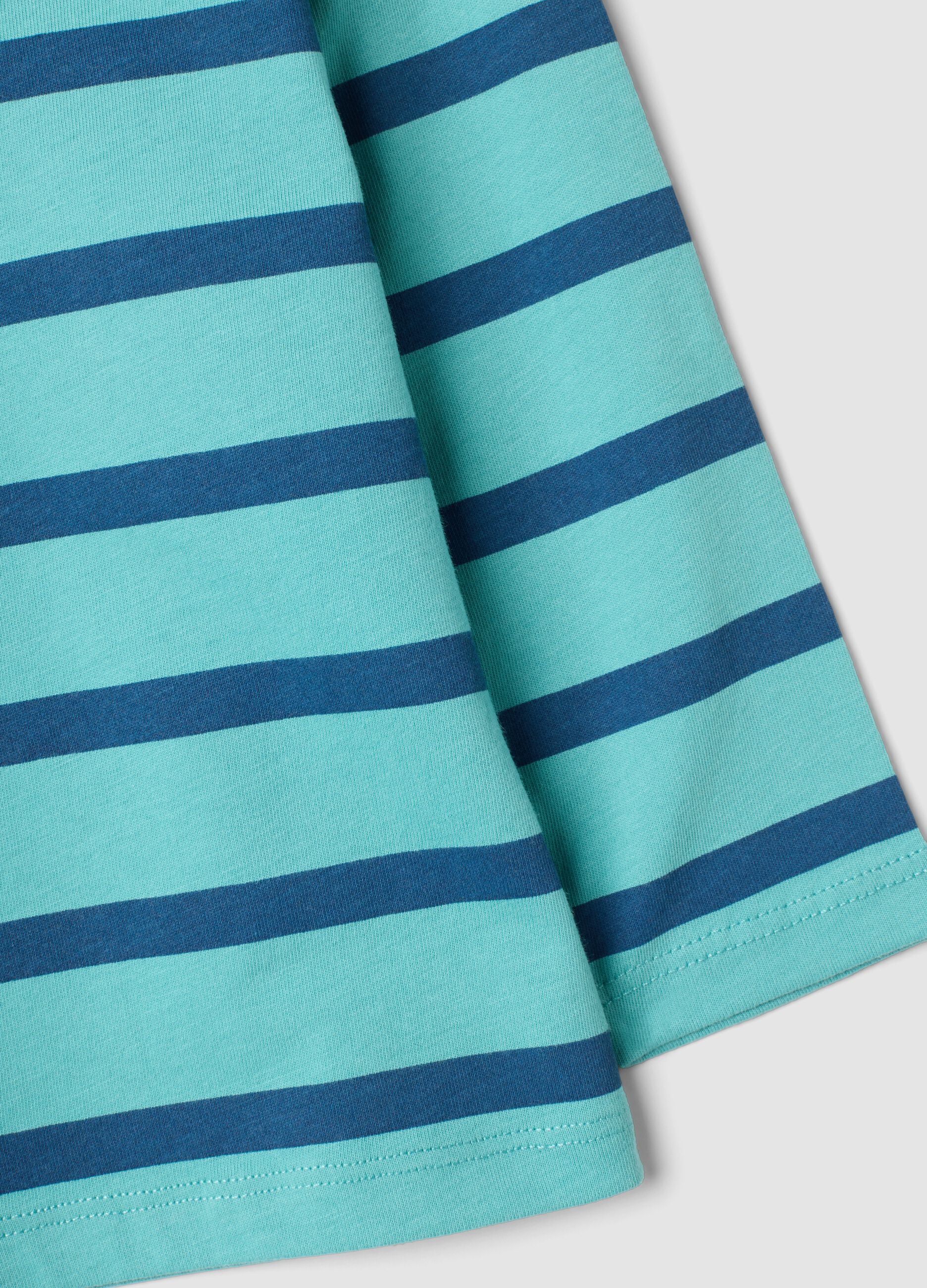 Oversize &pi;&omicron;&lambda;ύ&chi;&rho;&omega;&mu;&omicron; &rho;&iota;&gamma;έ T-shirt &alpha;&pi;ό 100% &omicron;&rho;&gamma;&alpha;&nu;&iota;&kappa;ό &beta;&alpha;&mu;&beta;ά&kappa;&iota; &gamma;&iota;&alpha; &alpha;&gamma;ό&rho;&iota;
