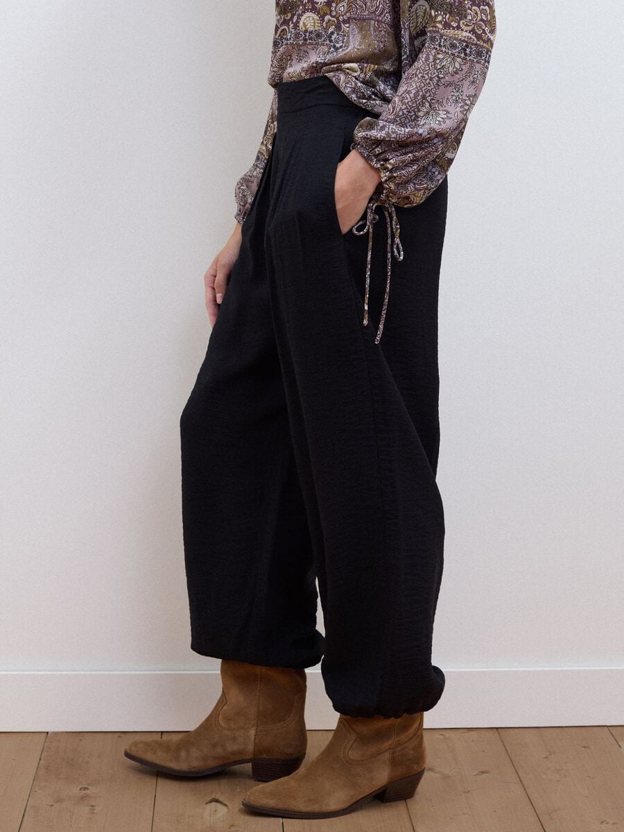 Schwarze Relaxed-Fit-Hose aus Viskosemix_3