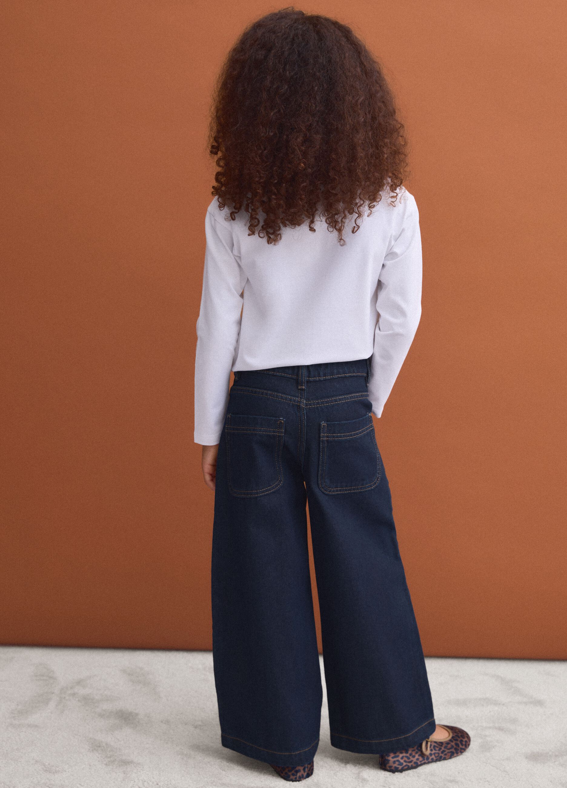 Jeans azuis de algod&atilde;o puro de corte direito com bordados florais para menina