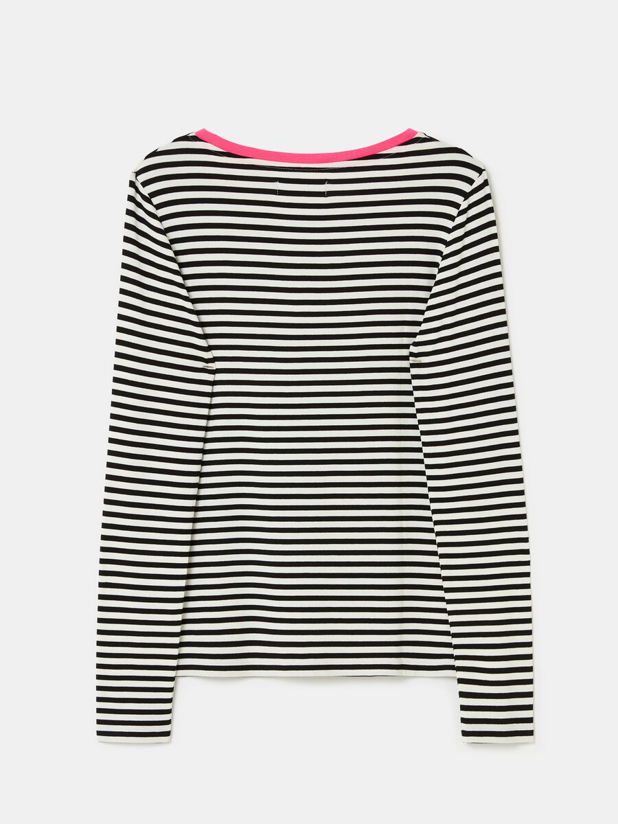 Striped T-shirt with contrasting edging_4