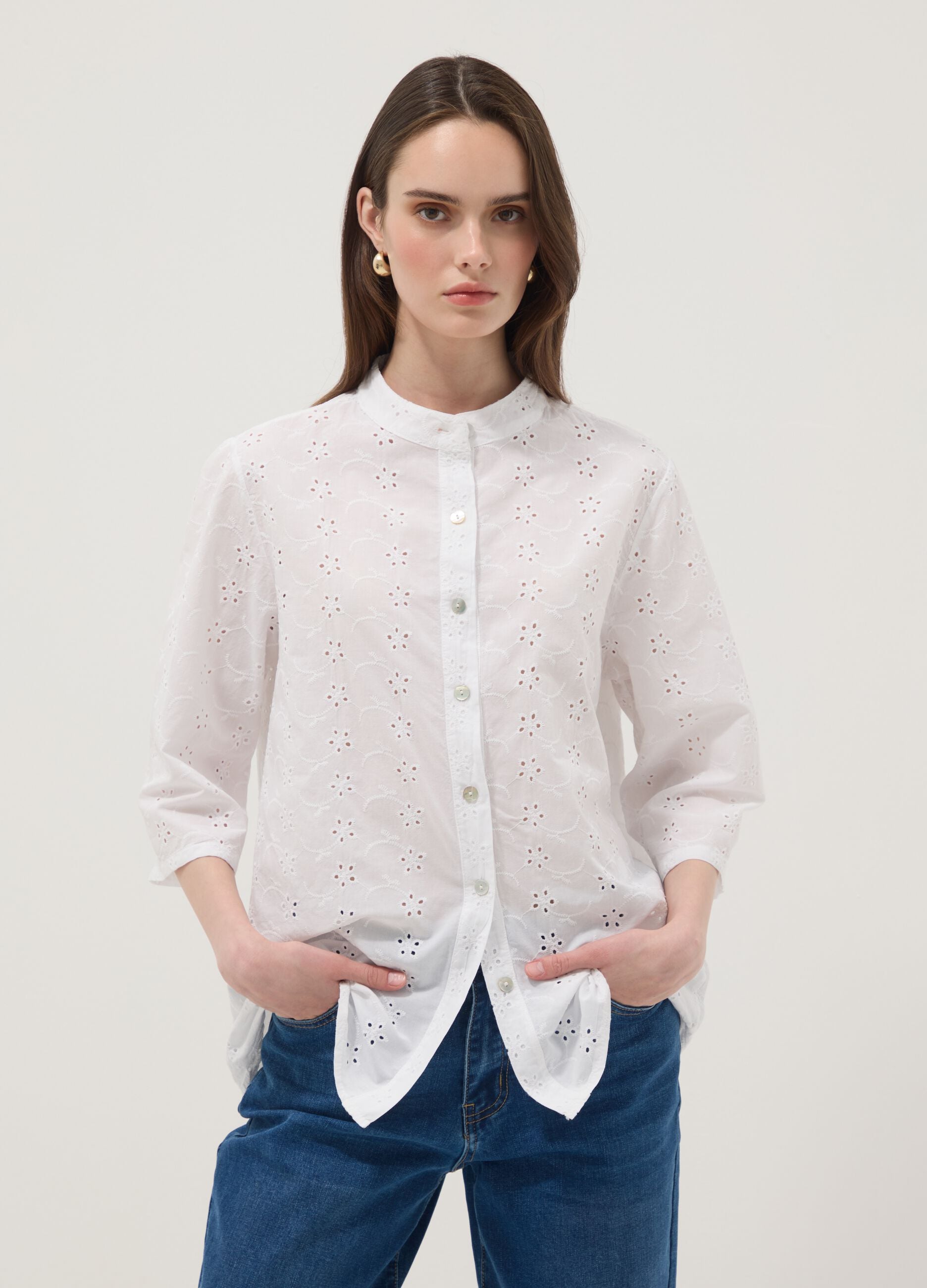 Camisa branca em algod&atilde;o puro com tecido vazado e gola mao, corte regular