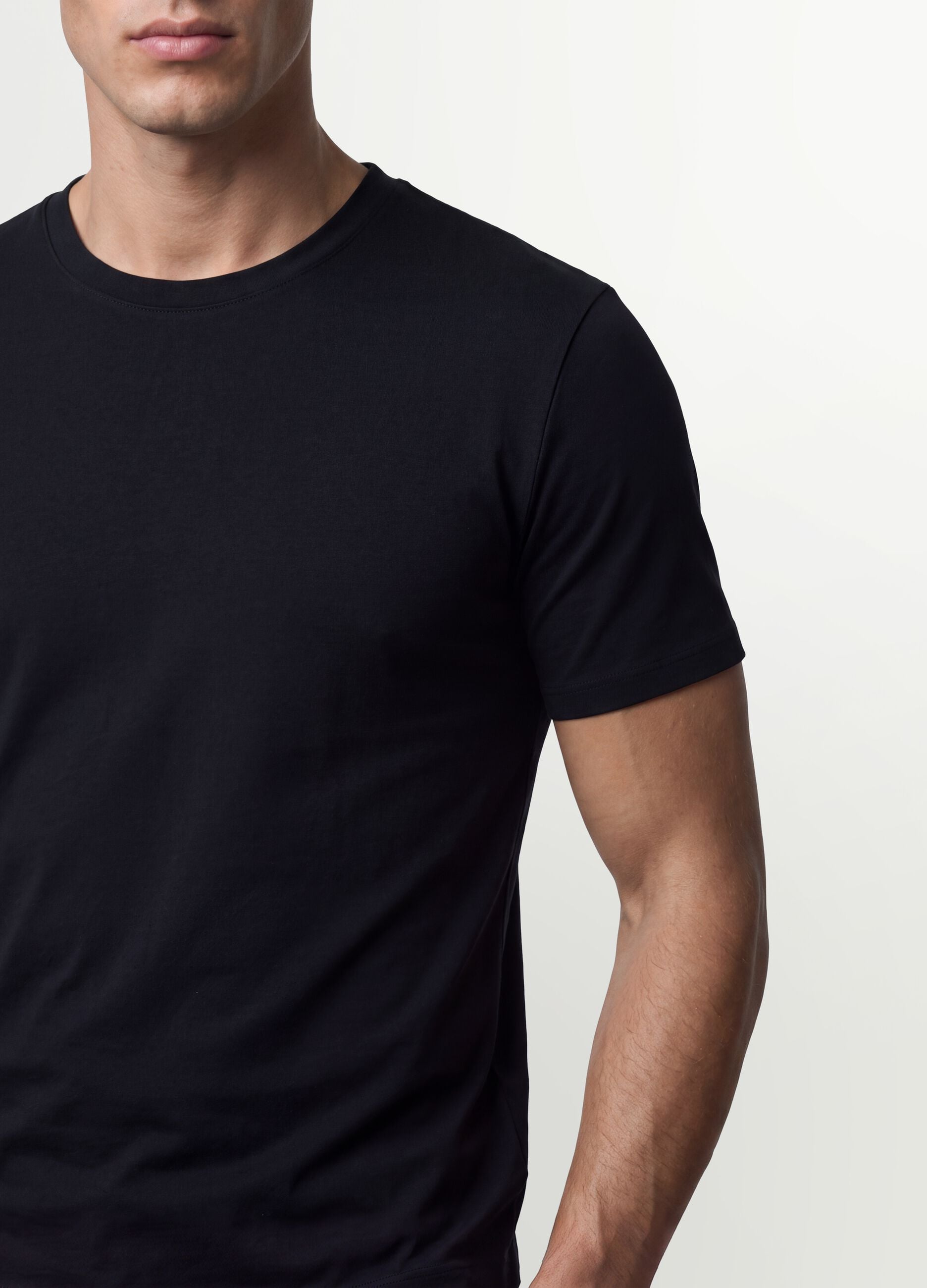 Schwarzes Slim-Fit T-Shirt aus Bio-Baumwolle mit kurzen &Auml;rmeln