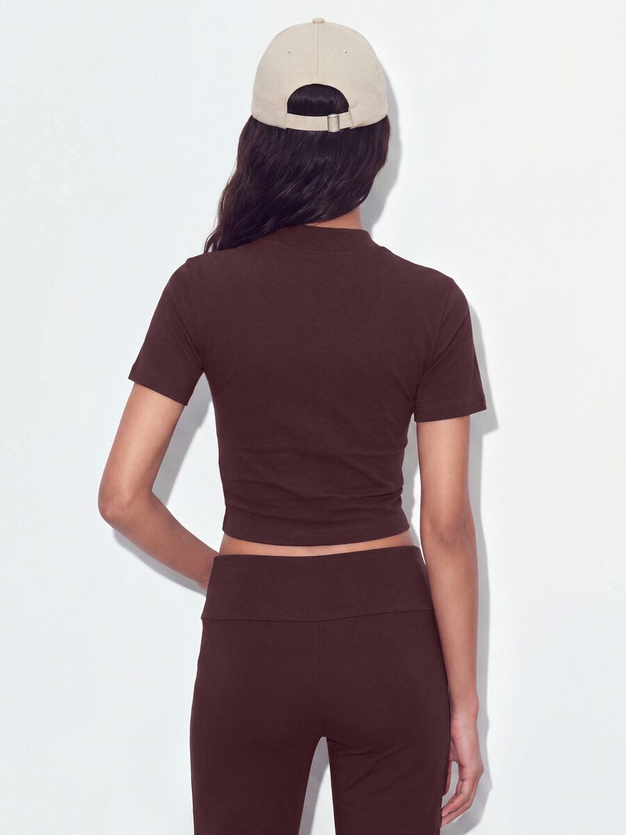 Braunes, figurbetontes T-Shirt aus Stretch-Baumwolle mit Stehkragen_3