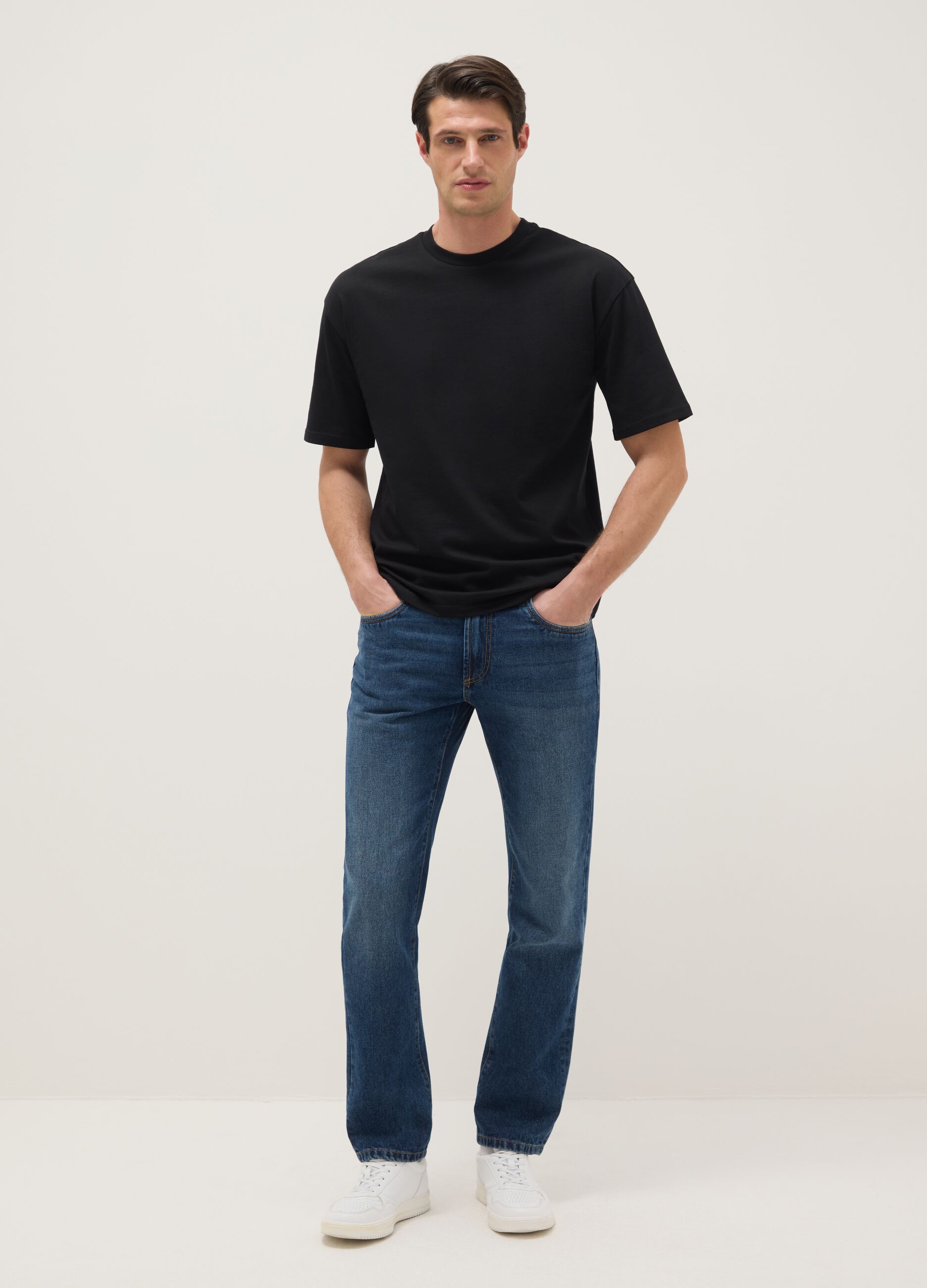 T-shirt preta de algod&atilde;o puro com corte descontra&iacute;do