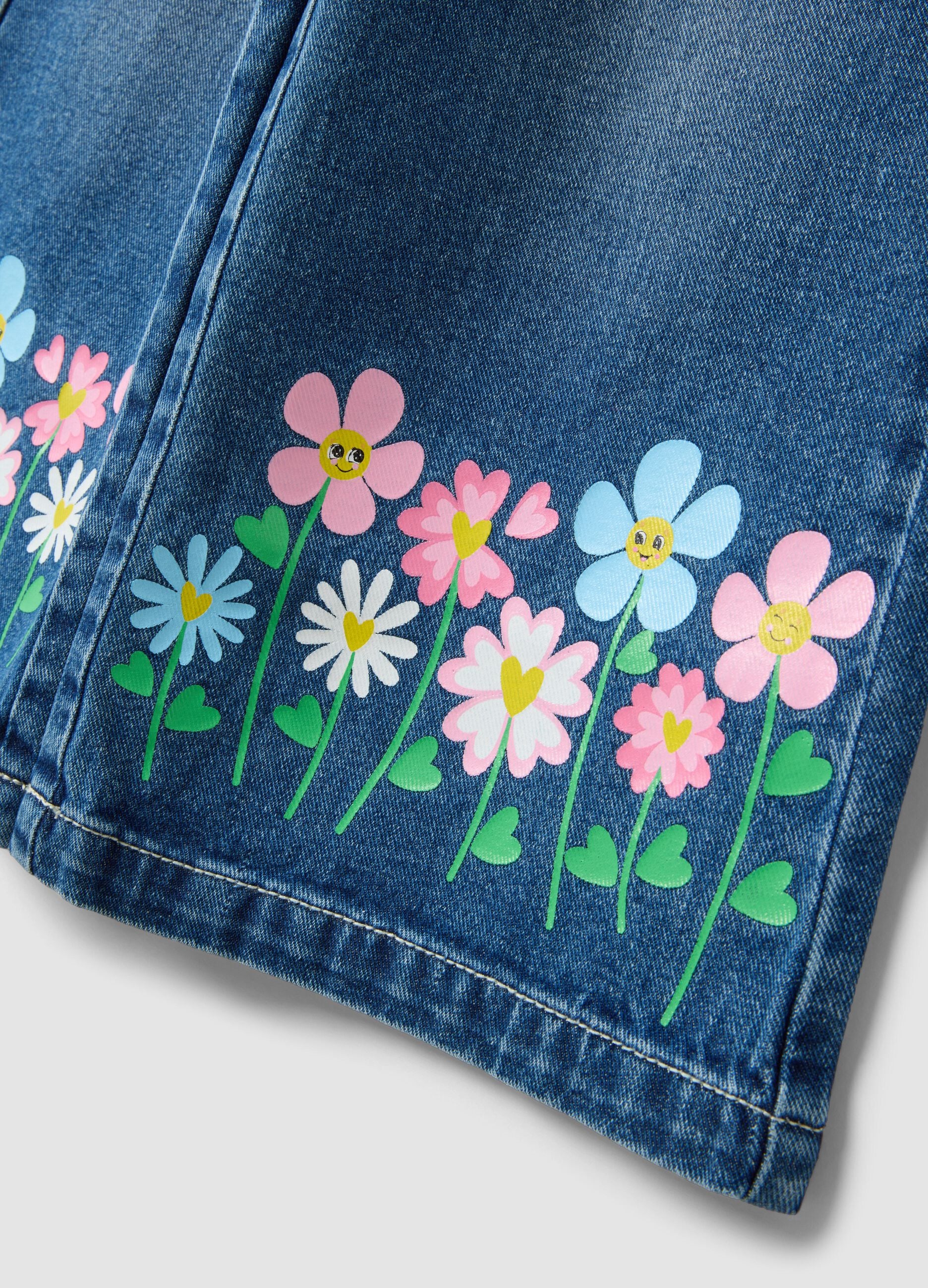 Jeans azuis wide leg em algod&atilde;o puro com estampado floral para menina