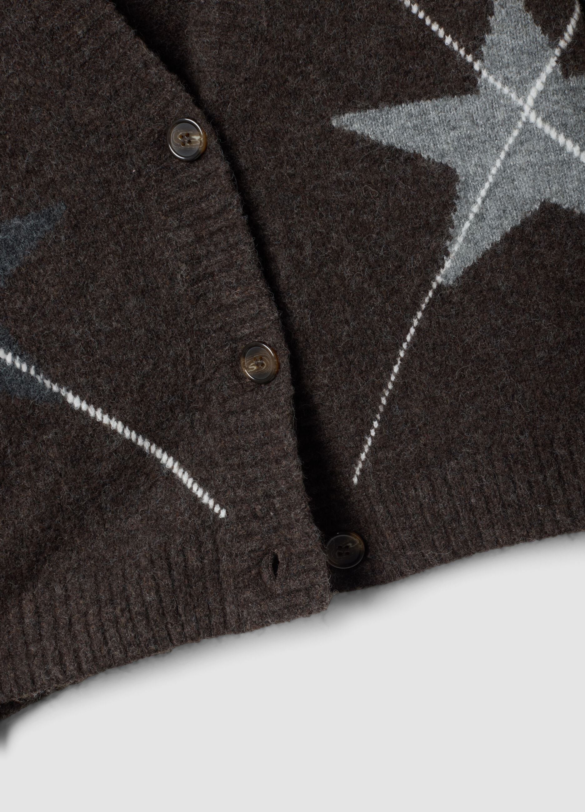 Cardigan castanho em l&atilde; el&aacute;stica com decote em V profundo, corte oversized