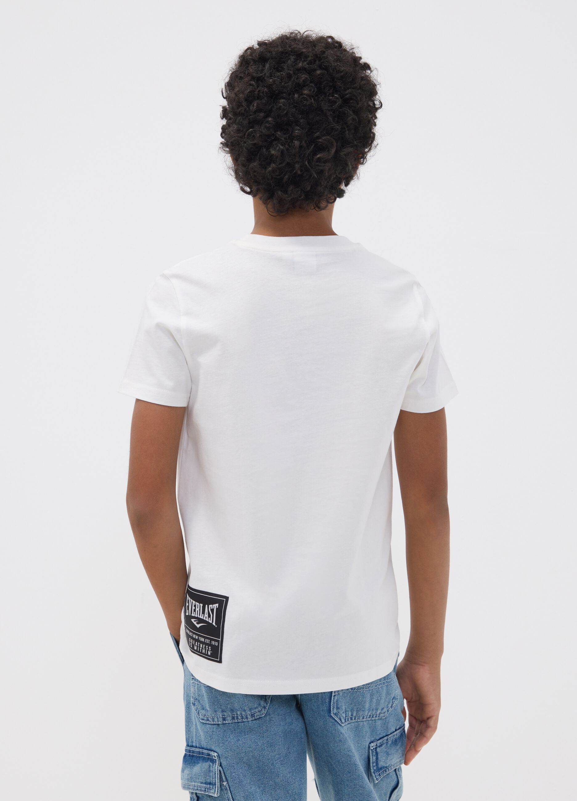 T-shirt branca em algod&atilde;o puro com estampado frontal, corte regular para rapaz