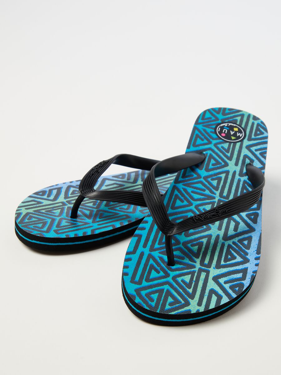 Thong sandals with geometric print_1