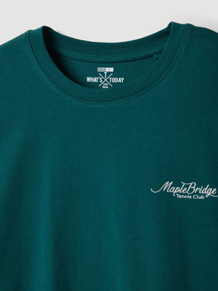 Gr&uuml;nes T-Shirt aus reiner Baumwolle mit Schriftzug und R&uuml;ckenprint, Regular Fit_1