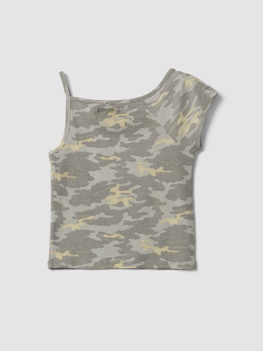 Camiseta gris de mezcla de algod&oacute;n con estampado camouflage y un solo hombro_4