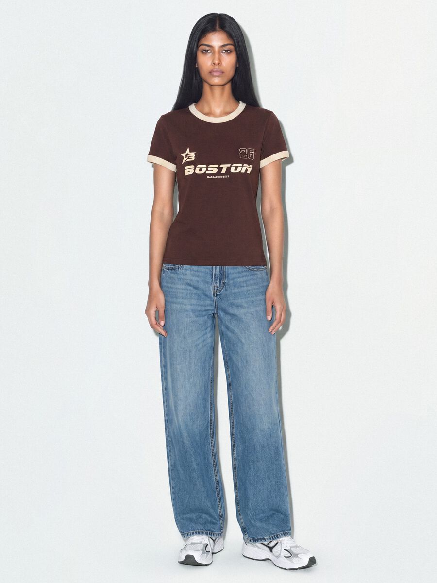 Braunes Baumwoll-T-Shirt mit Frontprint und kontrastierenden Abschl&uuml;ssen_1