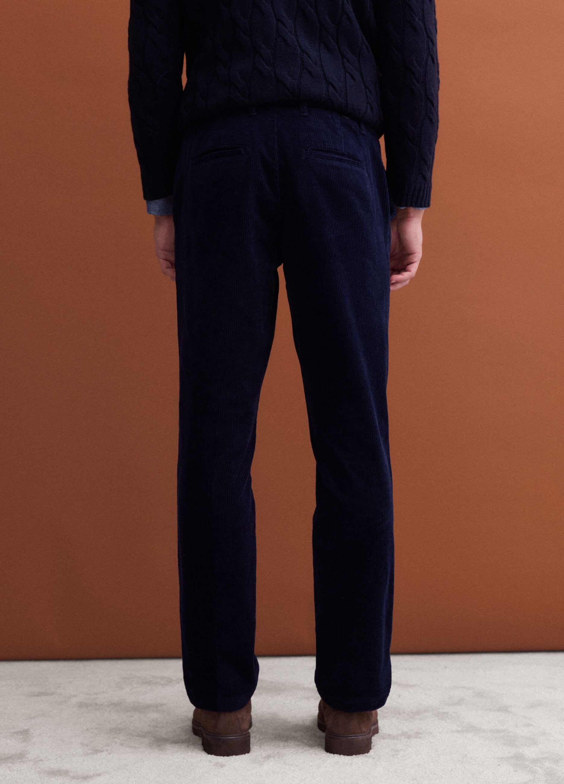Cal&ccedil;as chino azul-marinho regular fit em bombazina de algod&atilde;o el&aacute;stico