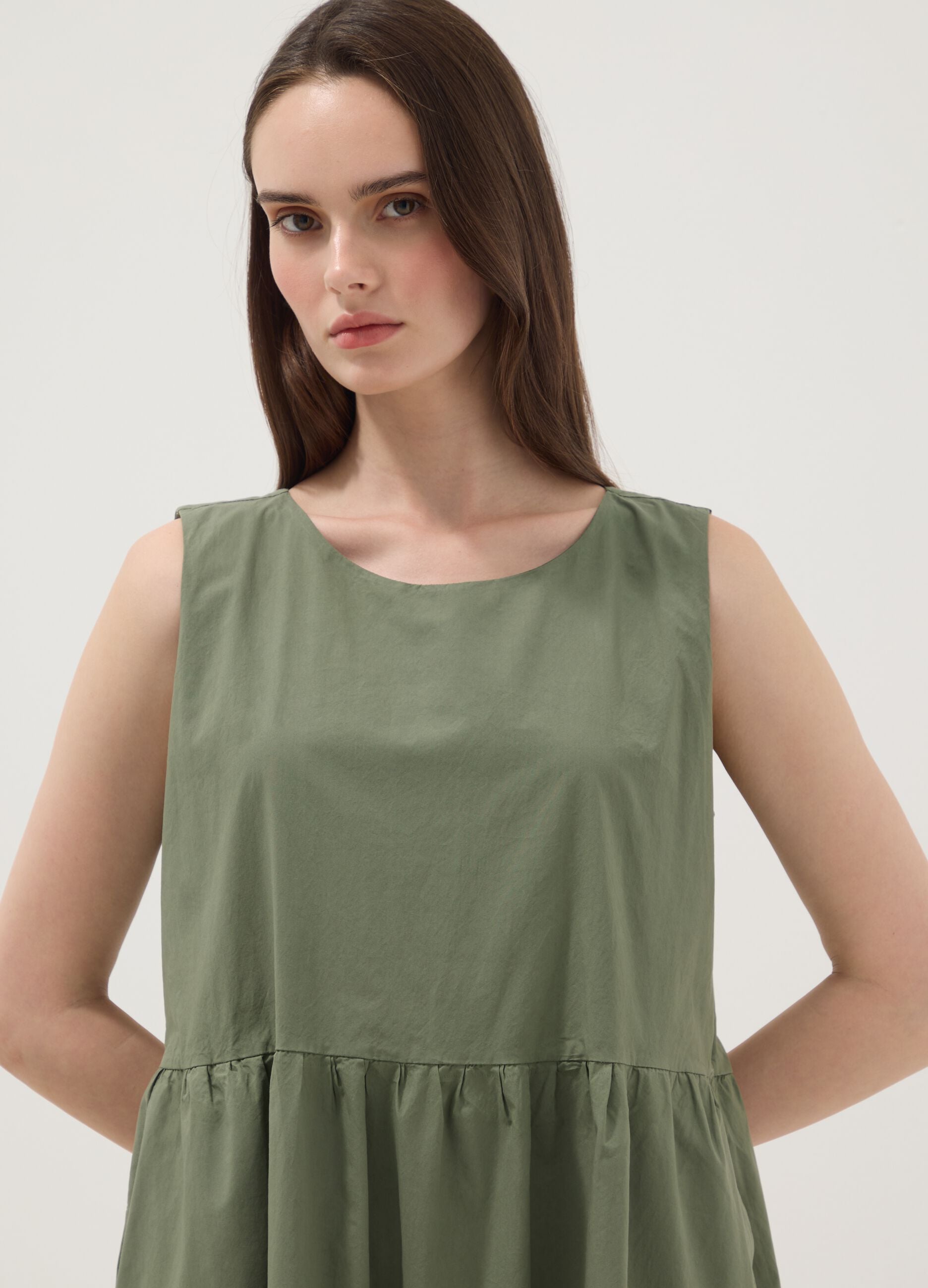 Vestido verde sem mangas em algod&atilde;o puro com folhos, corte regular