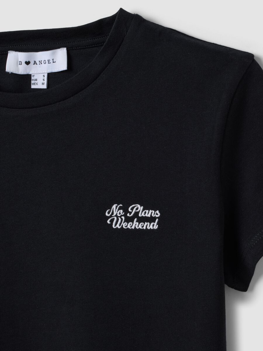 T-shirt crop preta em algod&atilde;o puro com decote redondo e estampado_2