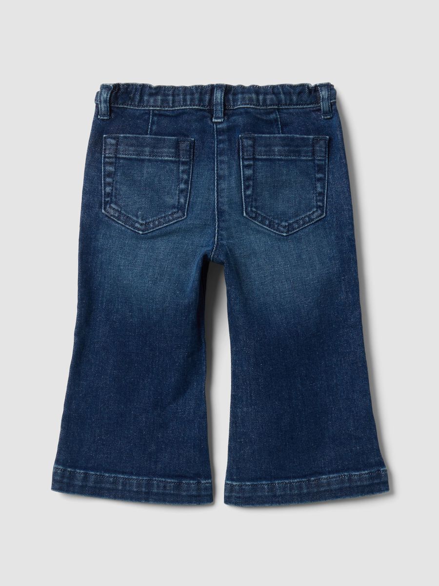 Jeans flare blu in cotone elasticizzato con bottone orsetto per bimba_1