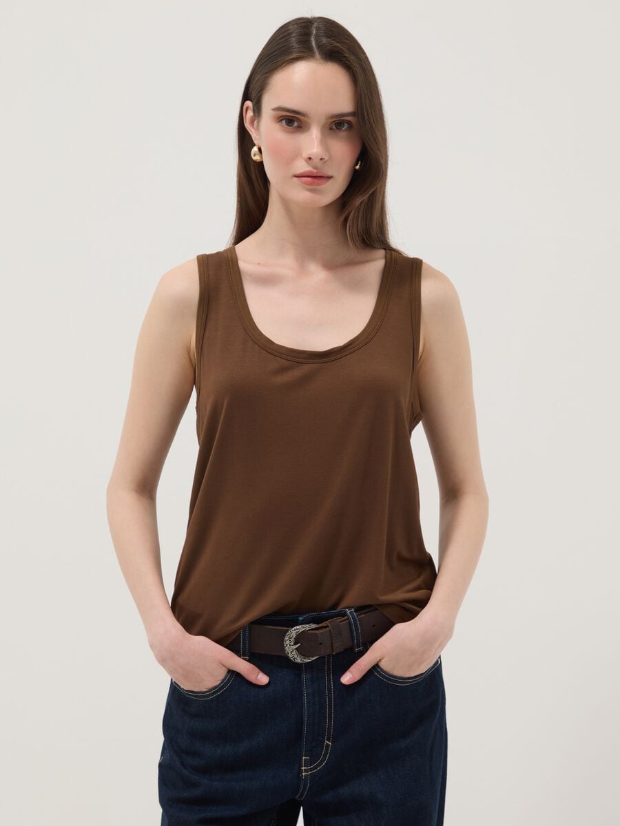 Camiseta de tirantes marr&oacute;n de viscosa el&aacute;stica, corte regular_1