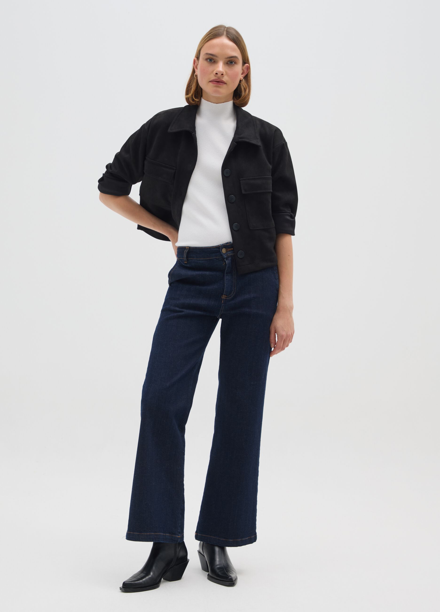 Casaco preto corte regular com bolsos