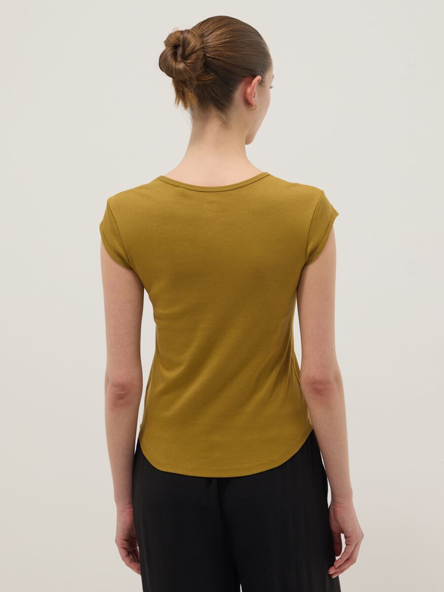 Gelbes T-Shirt aus reiner Baumwolle mit regul&auml;rer Passform_3