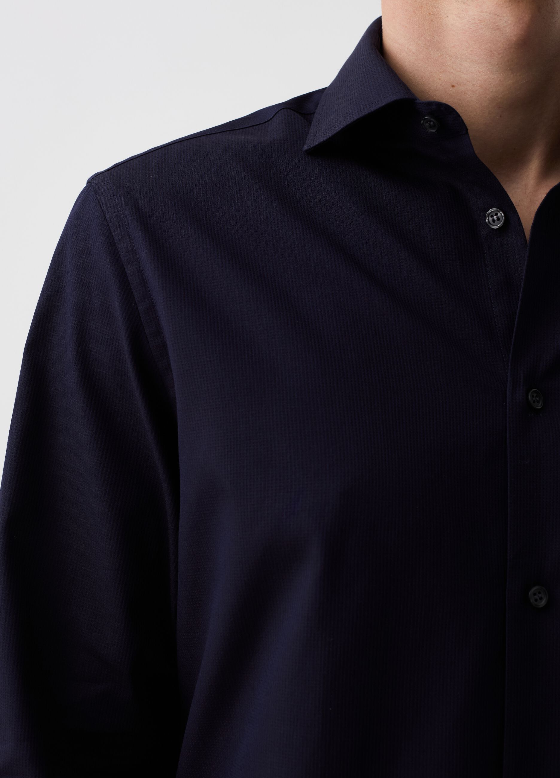 Regular-fit easy-iron shirt with micro weave