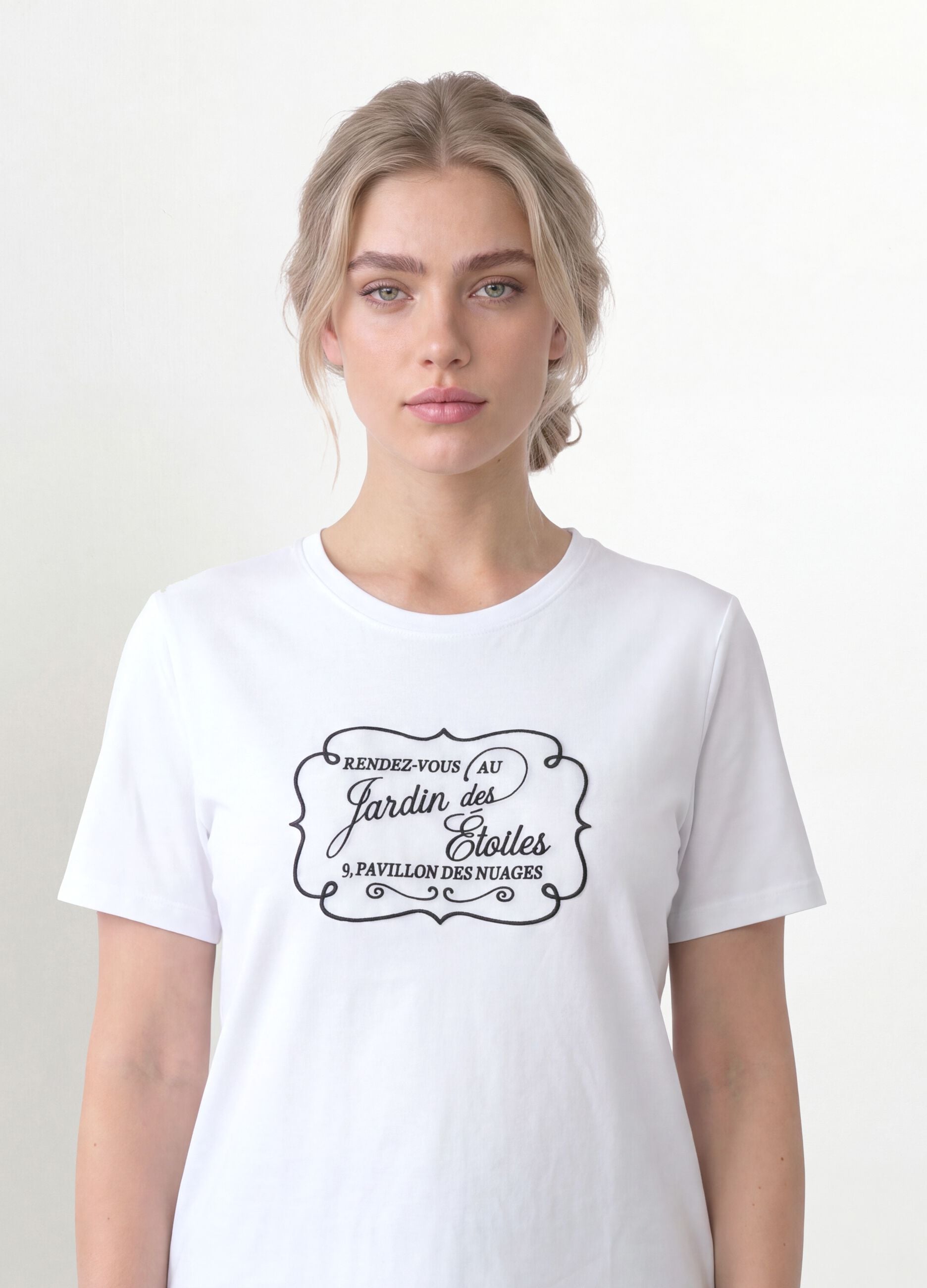 T-shirt branca em algod&atilde;o puro com gola redonda e estampado frontal, corte regular