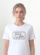 T-shirt branca em algod&atilde;o puro com gola redonda e estampado frontal, corte regular_2