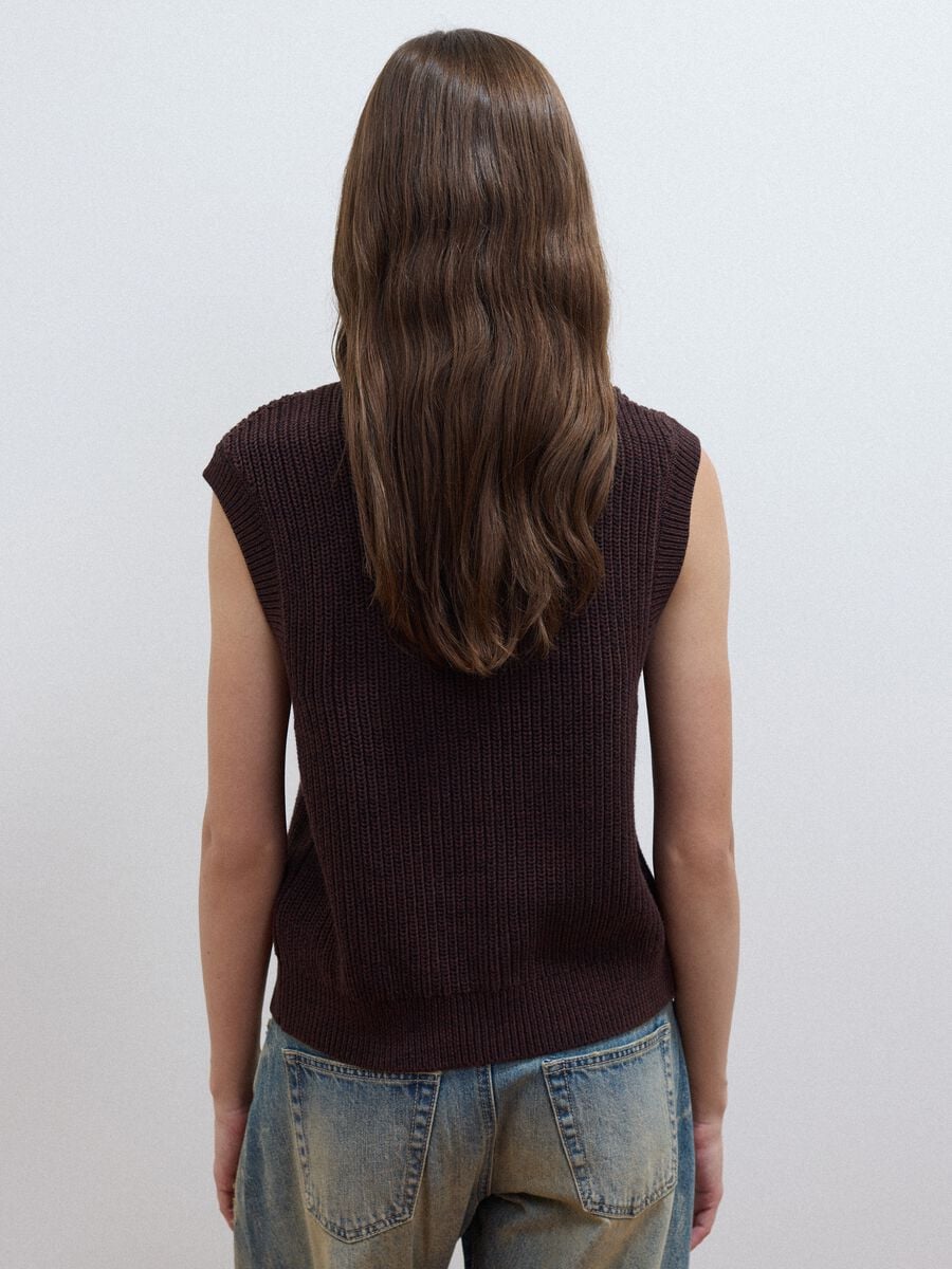 Brown pure cotton knitted vest with crew neck, regular fit_3