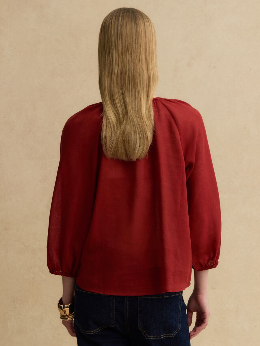 Camisa vermelha em mistura de rami e lyocell com decote em V, corte regular_3