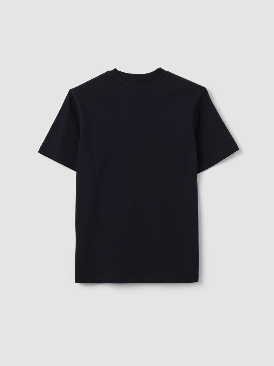 &Mu;&alpha;ύ&rho;&omicron; T-shirt relaxed &epsilon;&phi;&alpha;&rho;&mu;&omicron;&gamma;ή&sigmaf; &alpha;&pi;ό 100% &beta;&alpha;&mu;&beta;ά&kappa;&iota; &mu;&epsilon; &kappa;&epsilon;&nu;&tau;&eta;&mu;έ&nu;&eta; &epsilon;&pi;&iota;&gamma;&rho;&alpha;&phi;ή_1
