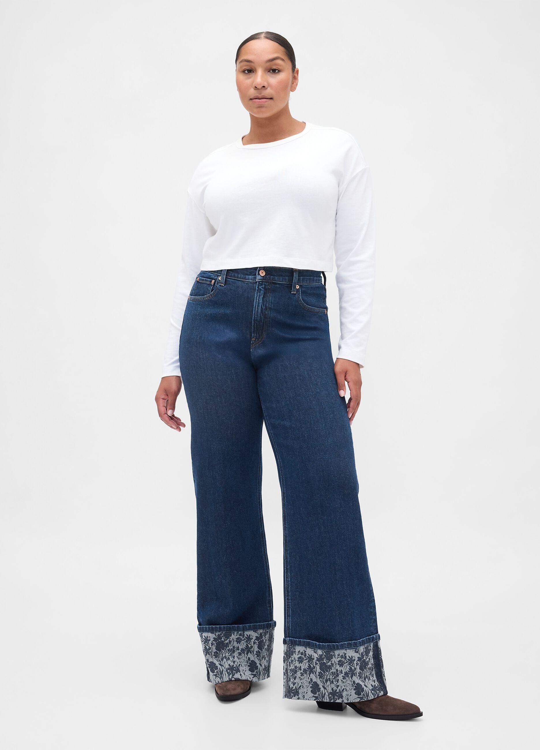 Weite Jeanshose mit Blumensaum