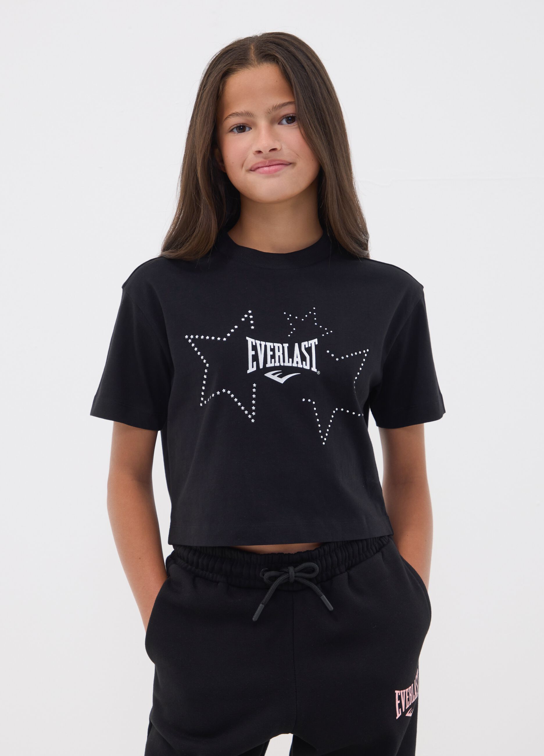 T-shirt preta cropped em algod&atilde;o puro para rapariga com estrelas aplicadas