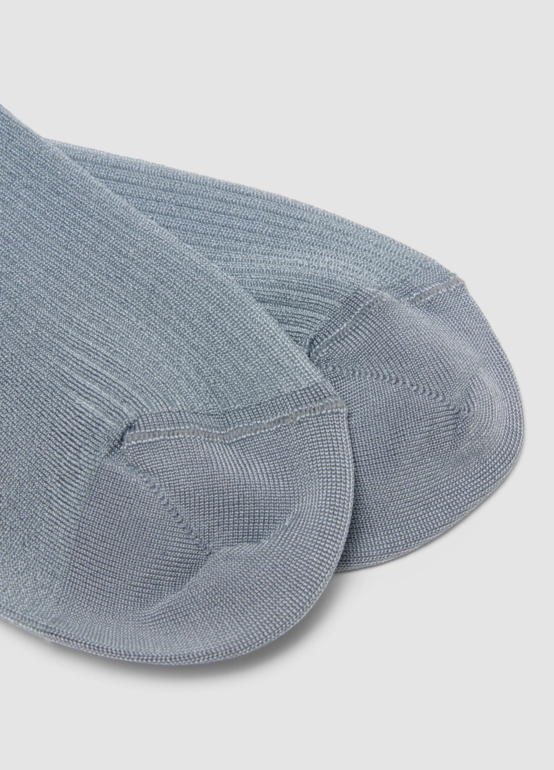 Lange hellblaue Socken aus elastischer Viskose
