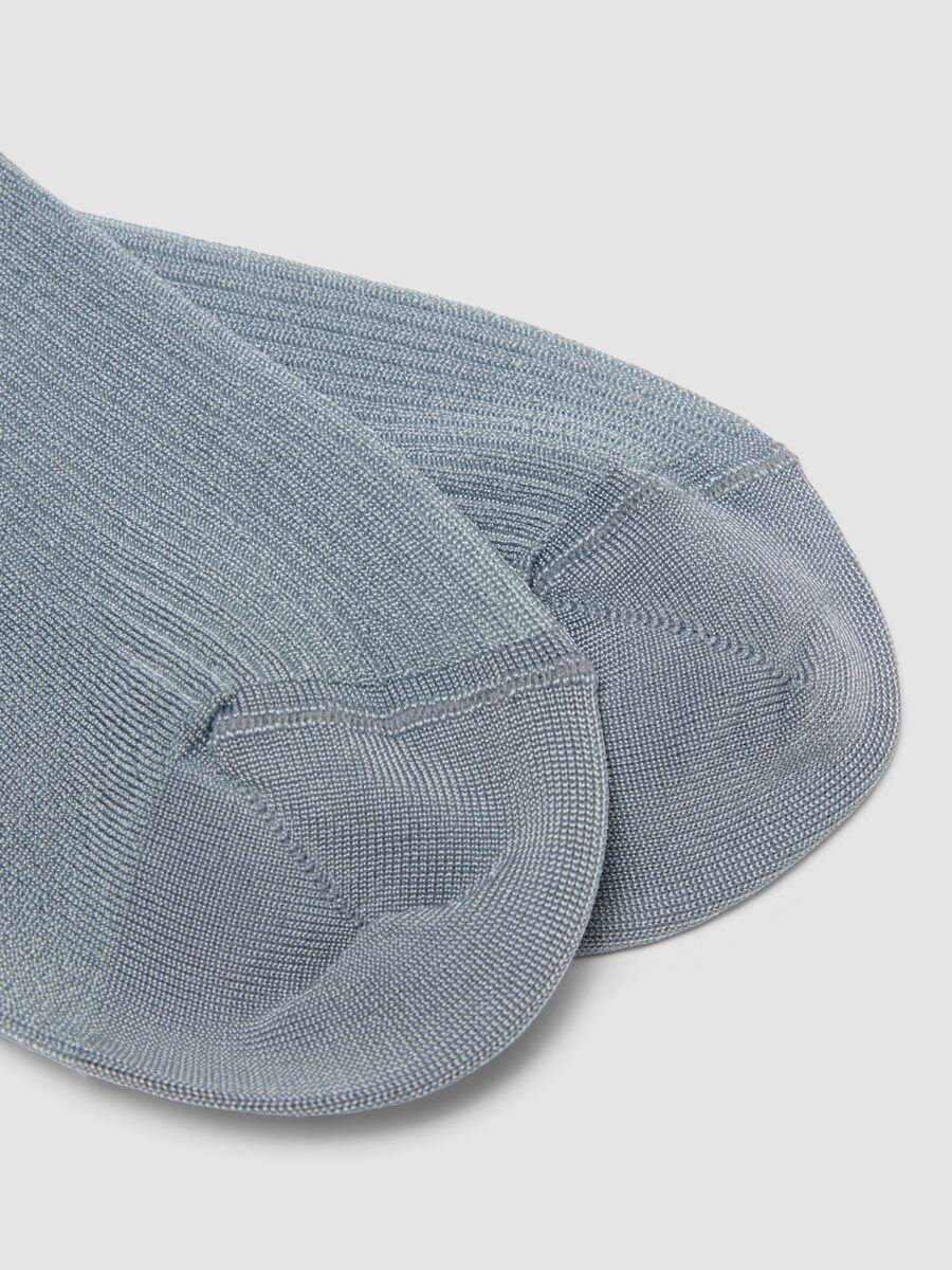 Lange hellblaue Socken aus elastischer Viskose_1