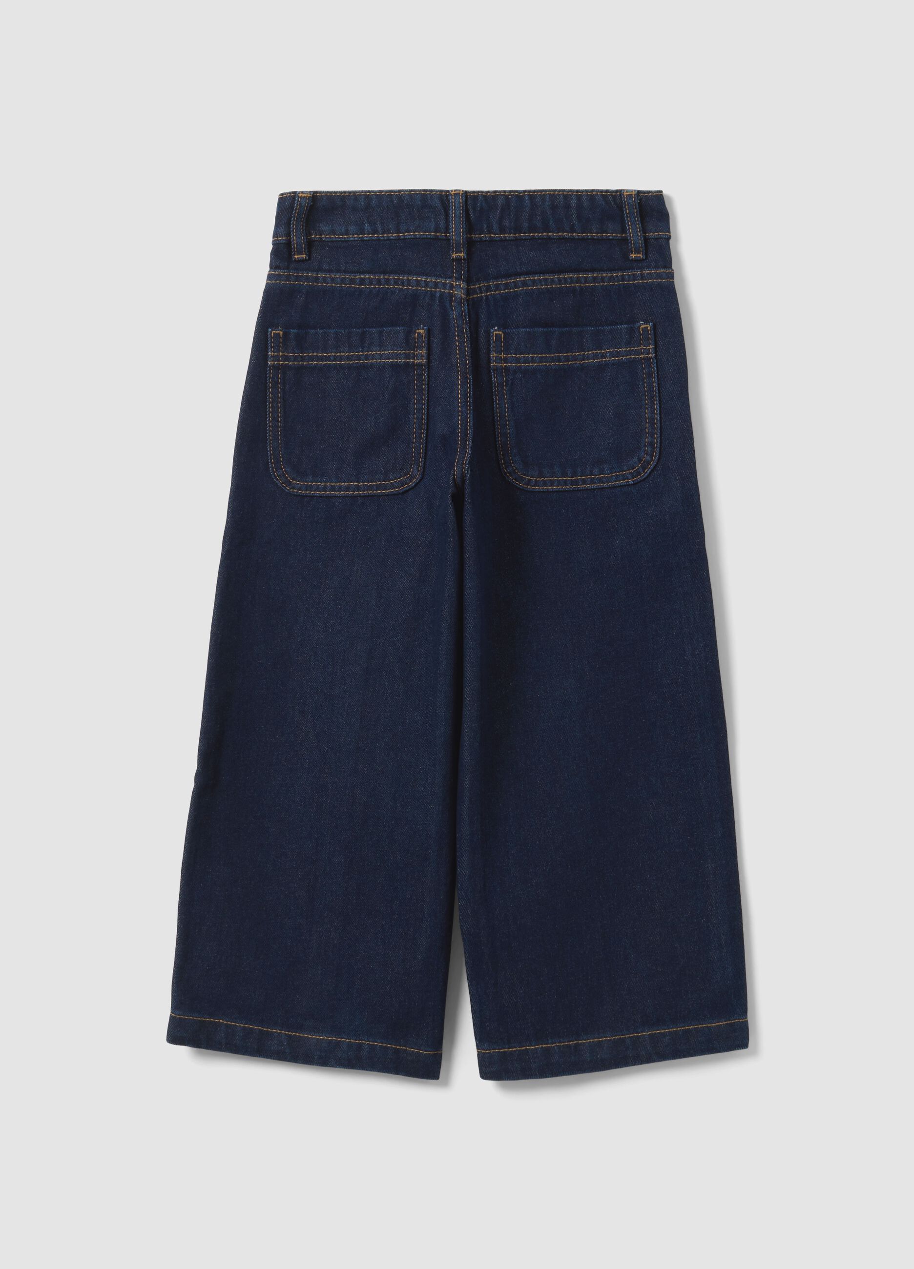 Jeans azuis de algod&atilde;o puro de corte direito com bordados florais para menina