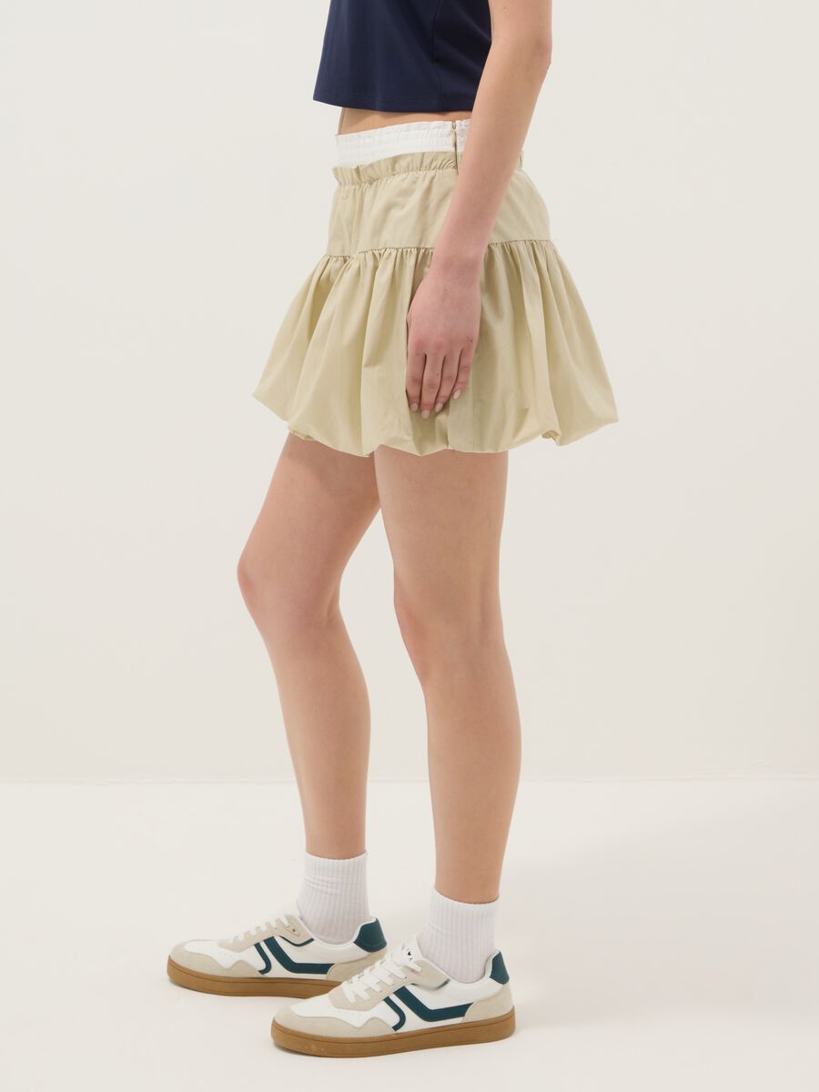 Beige Rock aus reiner Baumwolle, regul&auml;re Passform mit R&uuml;schendesign_3