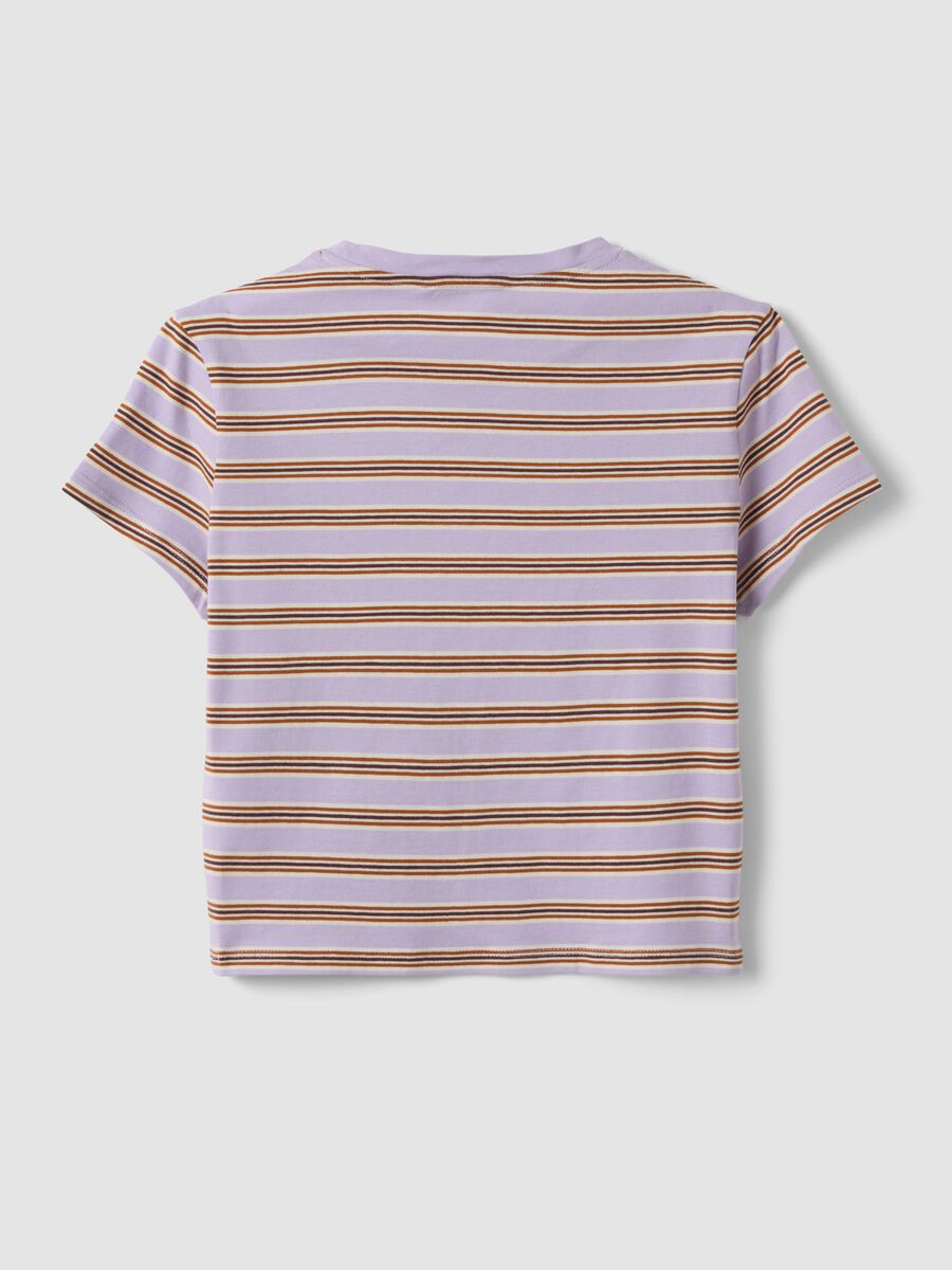 T-shirt crop roxa em algod&atilde;o puro &agrave;s riscas com estampado_2