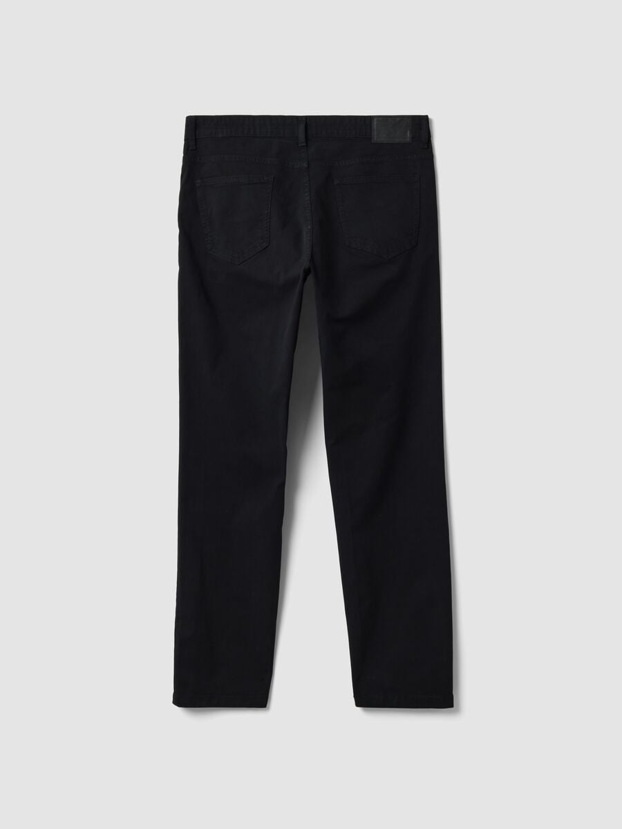 Schwarze Slim-Fit-Hose aus Stretch-Baumwolle mit f&uuml;nf Taschen_2