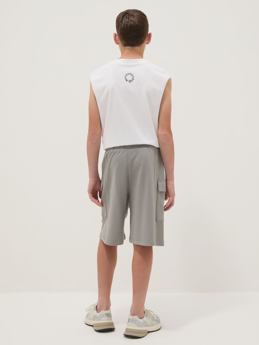 Bermuda gris de algod&oacute;n puro con bolsillos cargo para ni&ntilde;o, corte oversize_1