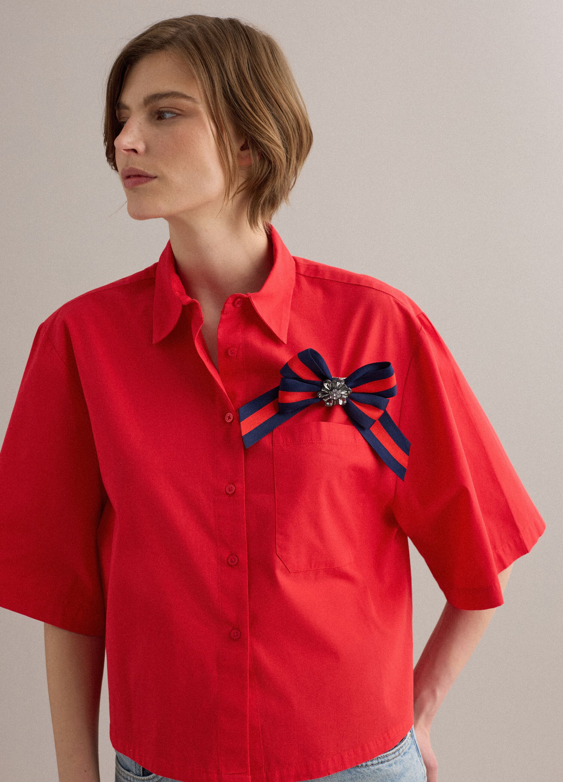 Camisa roja de algod&oacute;n puro con bolsillo, corte oversize