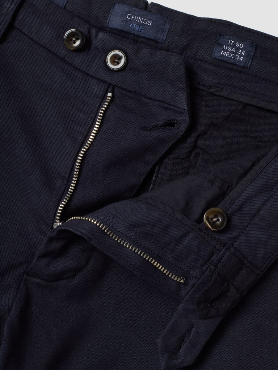 Pantaloni chino blu in cotone e modal elasticizzato_1