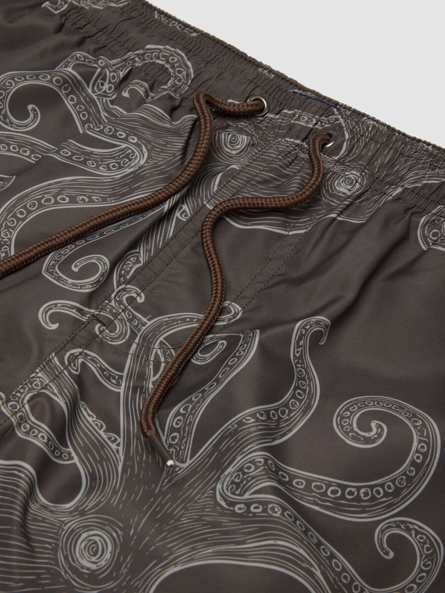 Brown swim shorts with all-over print_5