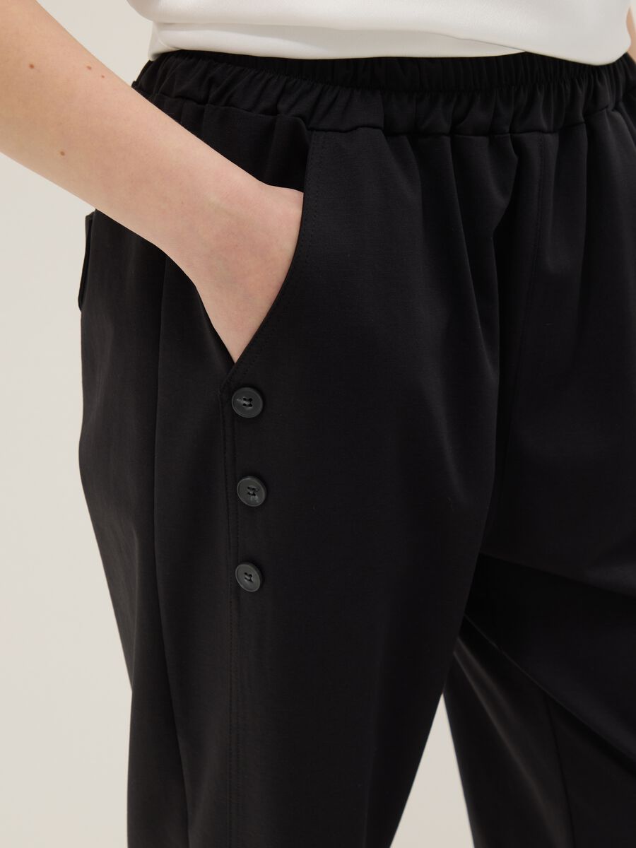 Schwarze Regular-Fit-Hose aus elastischem Baumwollmix mit Kn&ouml;pfen_3