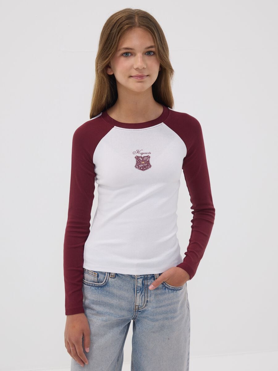 &Lambda;&epsilon;&upsilon;&kappa;ό &pi;&alpha;&iota;&delta;&iota;&kappa;ό T-shirt &alpha;&pi;ό &epsilon;&lambda;&alpha;&sigma;&tau;&iota;&kappa;ό &beta;&alpha;&mu;&beta;ά&kappa;&iota; &mu;&epsilon; έ&mu;&beta;&lambda;&eta;&mu;&alpha; Hogwarts_0